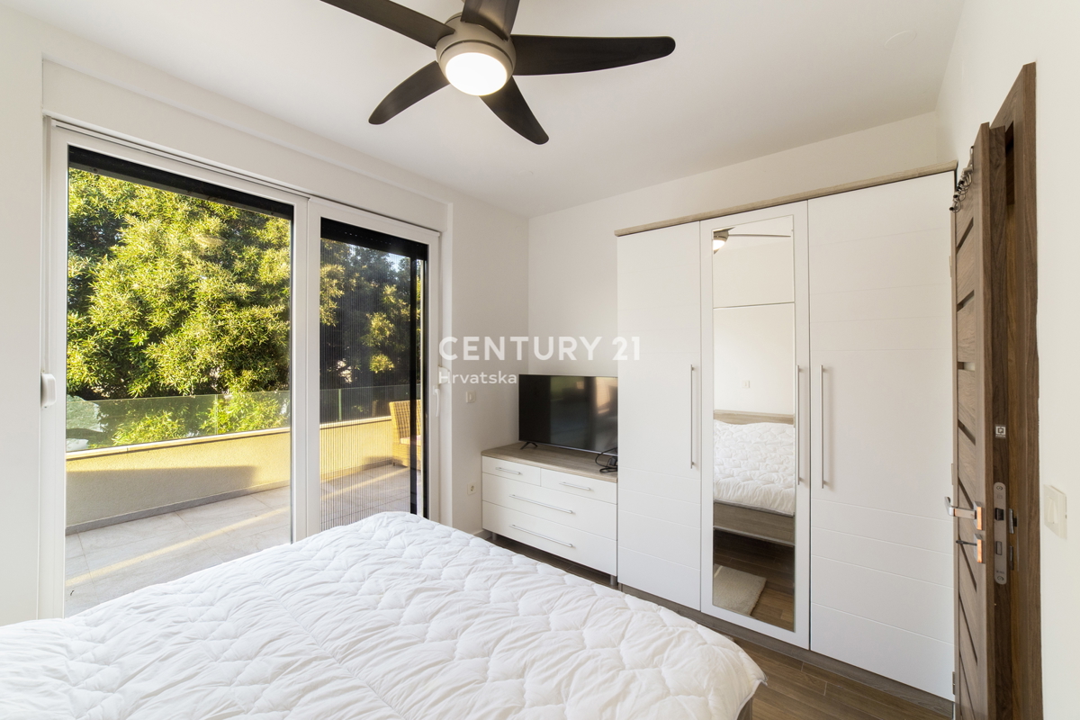 MANDRE, ESCLUSIVA, APPARTAMENTO DI 3,5 VANI 80,50 m2, 1° PIANO, 2° FILA DAL MARE, SPLENDIDA VISTA, ARREDATO, SUBITO ABITABILE!