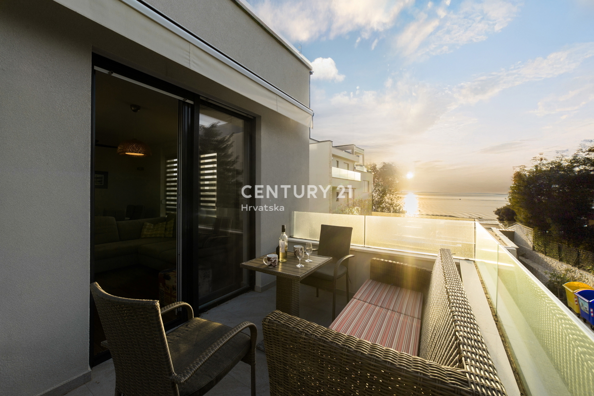 MANDRE, ESCLUSIVA, APPARTAMENTO DI 3,5 VANI 80,50 m2, 1° PIANO, 2° FILA DAL MARE, SPLENDIDA VISTA, ARREDATO, SUBITO ABITABILE!