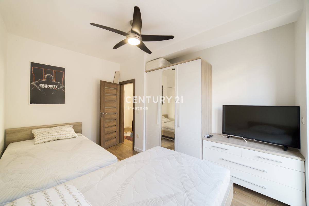 MANDRE, ESCLUSIVA, APPARTAMENTO DI 3,5 VANI 80,50 m2, 1° PIANO, 2° FILA DAL MARE, SPLENDIDA VISTA, ARREDATO, SUBITO ABITABILE!