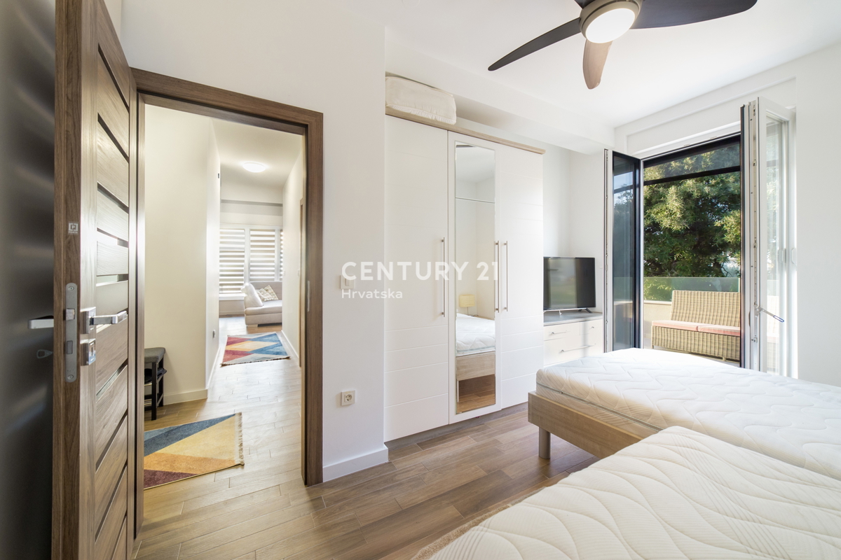 MANDRE, ESCLUSIVA, APPARTAMENTO DI 3,5 VANI 80,50 m2, 1° PIANO, 2° FILA DAL MARE, SPLENDIDA VISTA, ARREDATO, SUBITO ABITABILE!