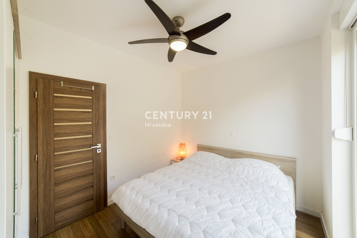 MANDRE, ESCLUSIVA, APPARTAMENTO DI 3,5 VANI 80,50 m2, 1° PIANO, 2° FILA DAL MARE, SPLENDIDA VISTA, ARREDATO, SUBITO ABITABILE!