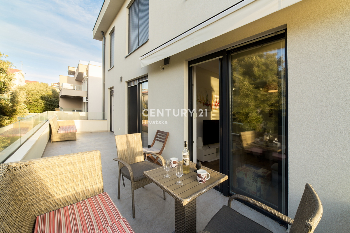 MANDRE, ESCLUSIVA, APPARTAMENTO DI 3,5 VANI 80,50 m2, 1° PIANO, 2° FILA DAL MARE, SPLENDIDA VISTA, ARREDATO, SUBITO ABITABILE!