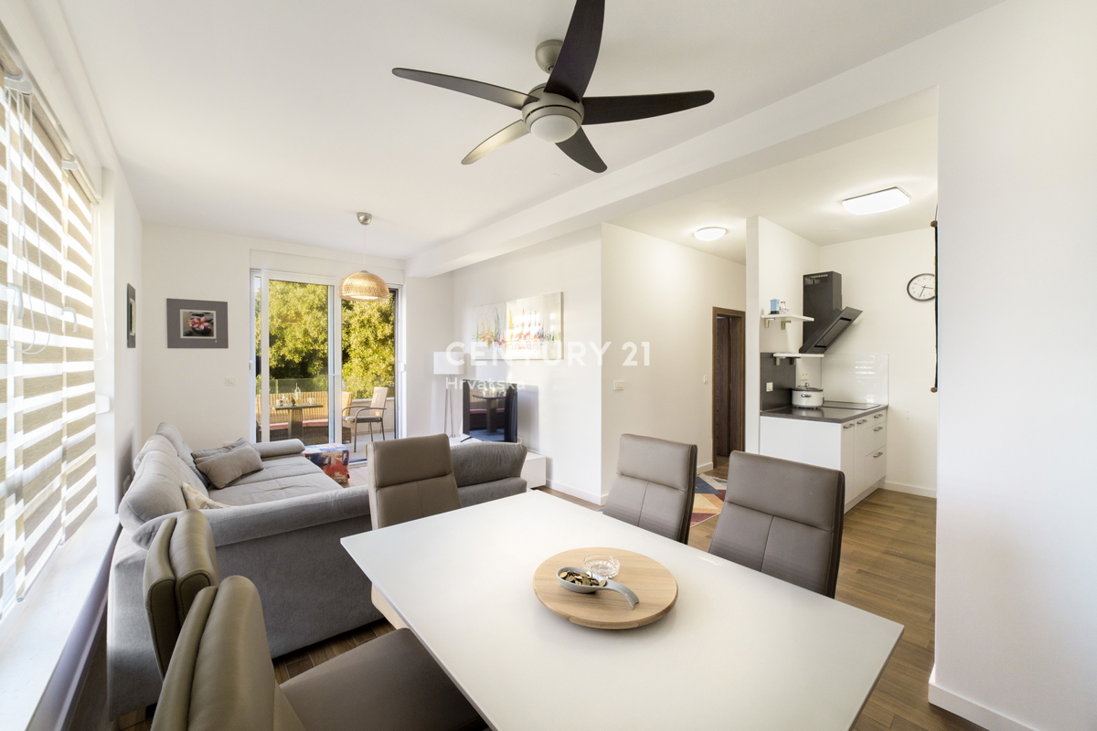 MANDRE, ESCLUSIVA, APPARTAMENTO DI 3,5 VANI 80,50 m2, 1° PIANO, 2° FILA DAL MARE, SPLENDIDA VISTA, ARREDATO, SUBITO ABITABILE!