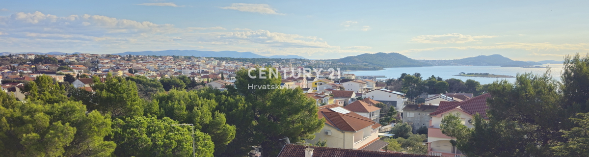 Pakoštane, appartamento con due camere e mezzo con terrazza coperta, passeggiata pedonale larga 70 m dalla spiaggia