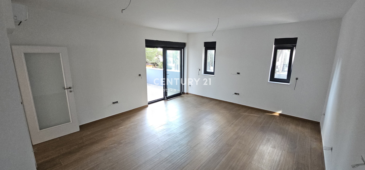 Pakoštane, appartamento con due camere e mezzo con terrazza coperta, passeggiata pedonale larga 70 m dalla spiaggia