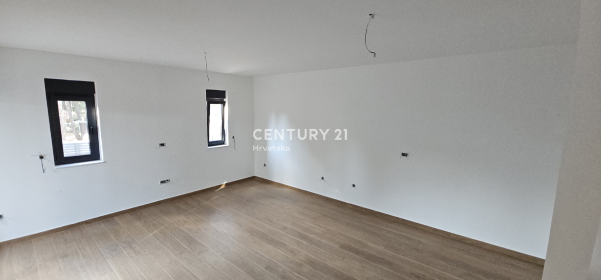 Pakoštane, appartamento con due camere e mezzo con terrazza coperta, passeggiata pedonale larga 70 m dalla spiaggia