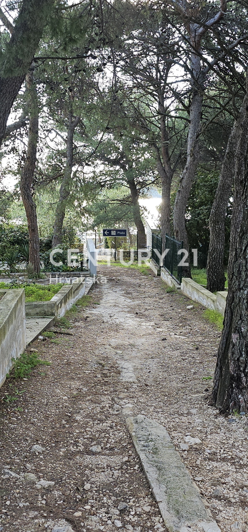 Pakoštane, appartamento con due camere e mezzo con terrazza coperta, passeggiata pedonale larga 70 m dalla spiaggia