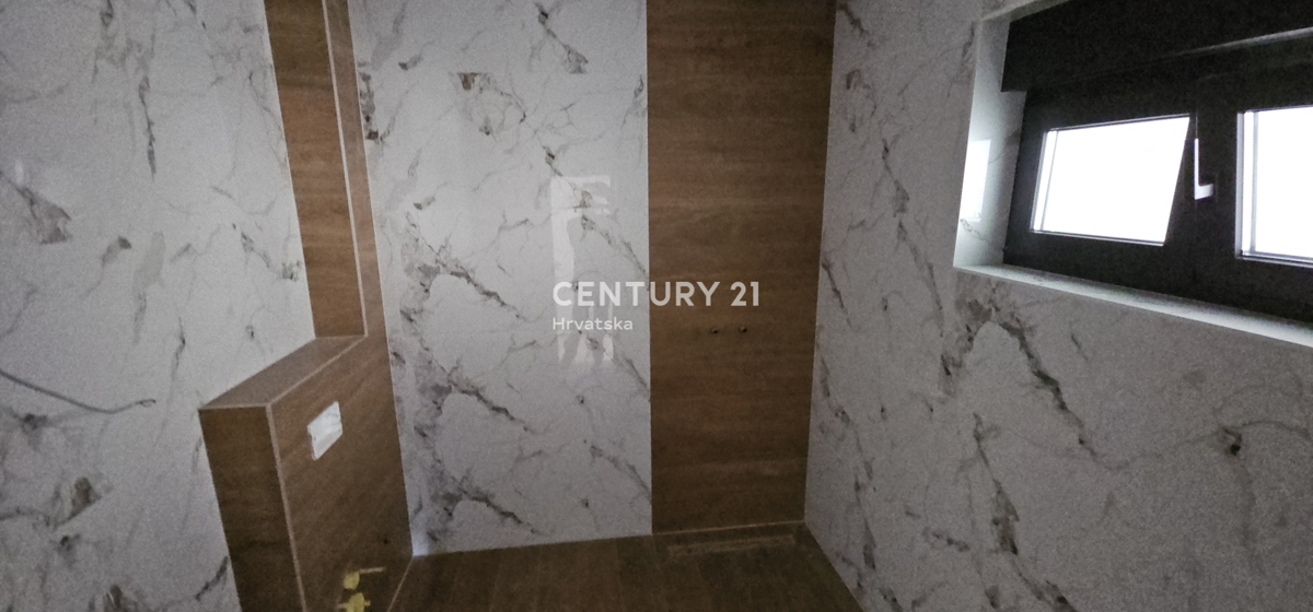 Pakoštane, appartamento con due camere e mezzo con terrazza coperta, passeggiata pedonale larga 70 m dalla spiaggia