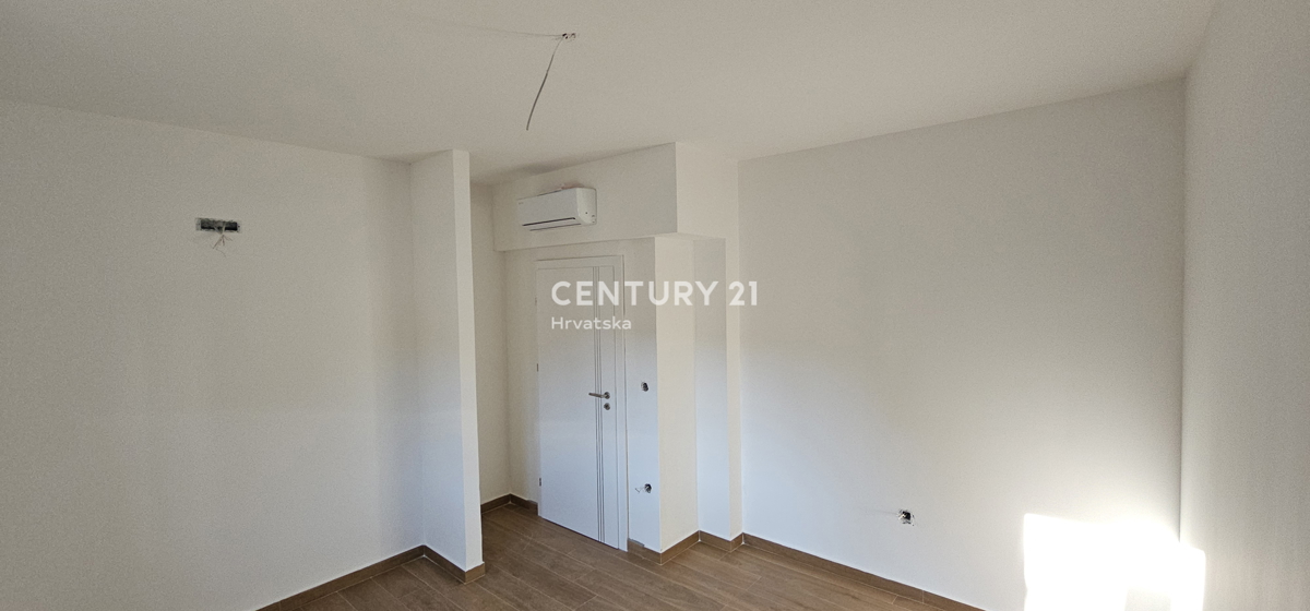 Pakoštane, appartamento con due camere e mezzo con terrazza coperta, passeggiata pedonale larga 70 m dalla spiaggia