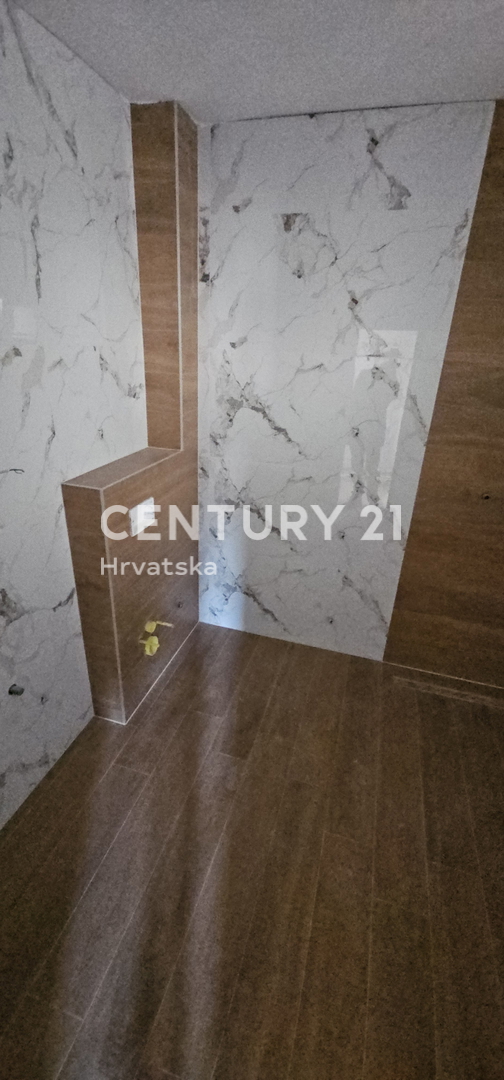 Pakoštane, appartamento con due camere e mezzo con terrazza coperta, passeggiata pedonale larga 70 m dalla spiaggia