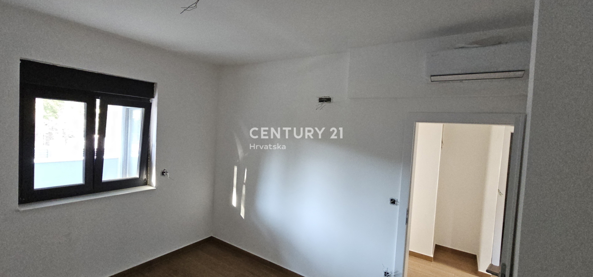 Pakoštane, appartamento con due camere e mezzo con terrazza coperta, passeggiata pedonale larga 70 m dalla spiaggia