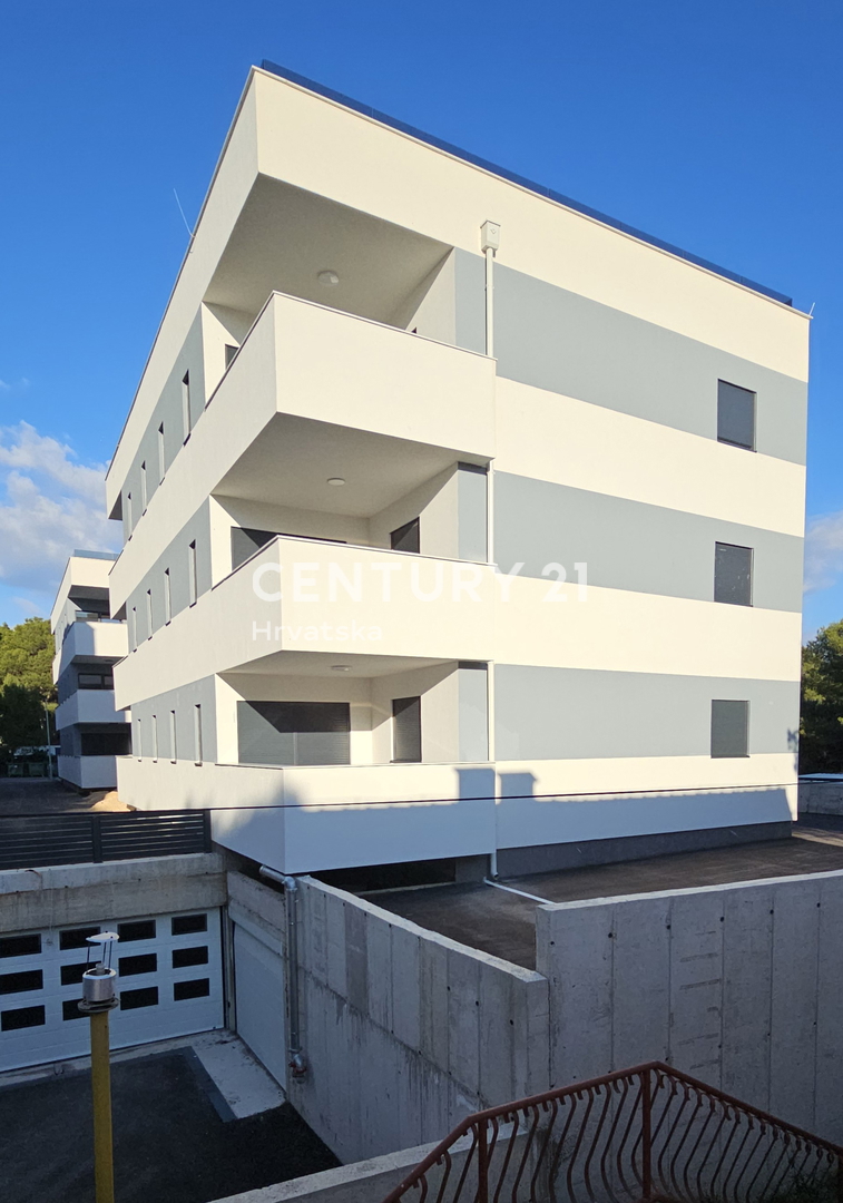 Pakoštane, appartamento con due camere e mezzo con terrazza coperta, passeggiata pedonale larga 70 m dalla spiaggia