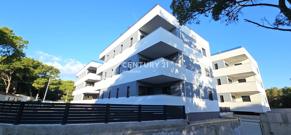 Pakoštane, appartamento con due camere e mezzo con terrazza coperta, passeggiata pedonale larga 70 m dalla spiaggia