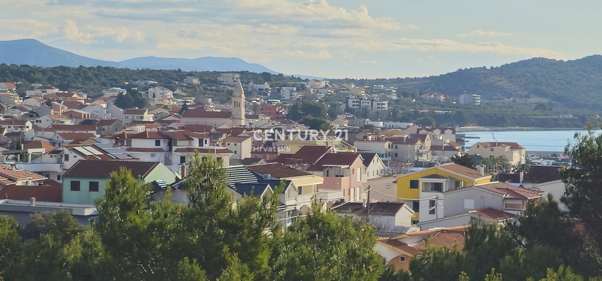 Pakoštane, appartamento con due camere e mezzo con terrazza coperta, passeggiata pedonale larga 70 m dalla spiaggia