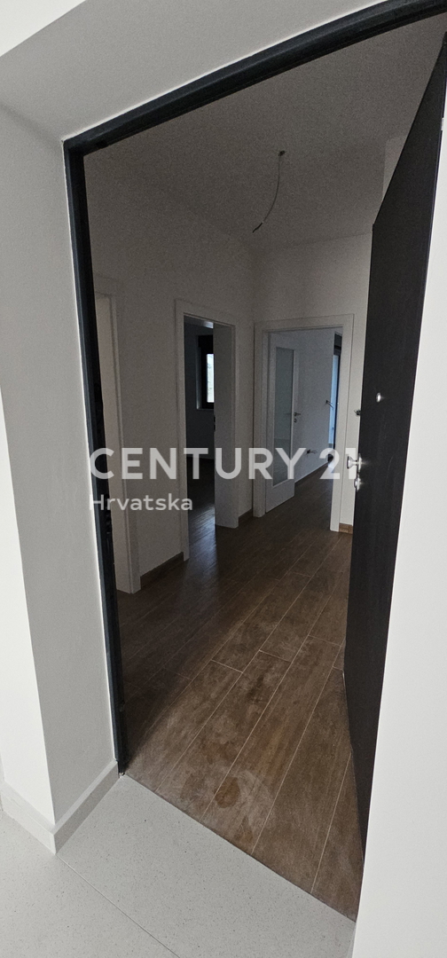 Pakoštane, appartamento con due camere e mezzo con terrazza coperta, passeggiata pedonale larga 70 m dalla spiaggia