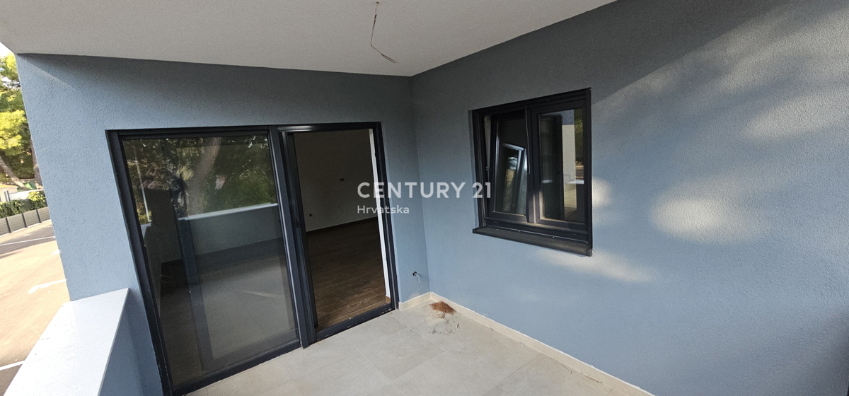 Pakoštane, appartamento con due camere e mezzo con terrazza coperta, passeggiata pedonale larga 70 m dalla spiaggia