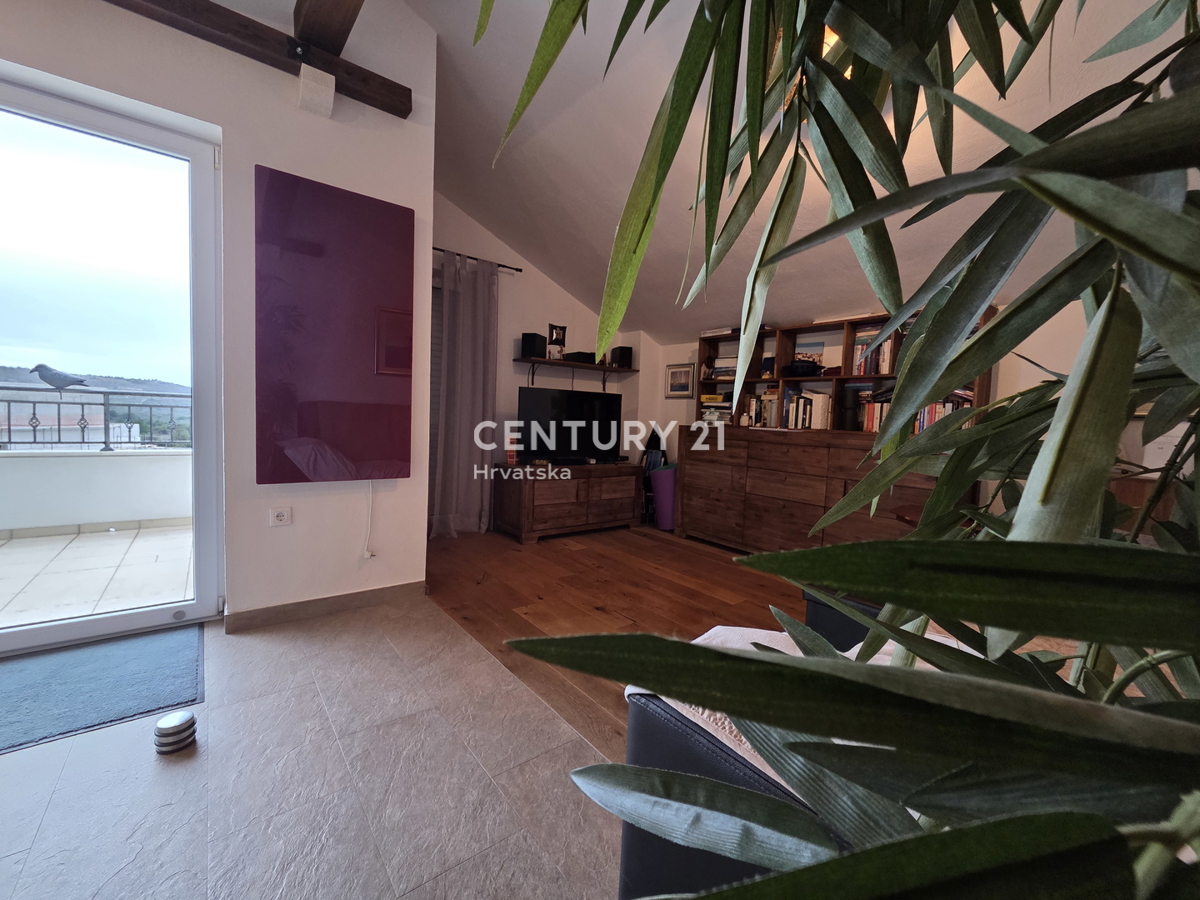 PRIMOSTEN....VILLA CON PISCINA....RISCALDAMENTO A PAVIMENTO