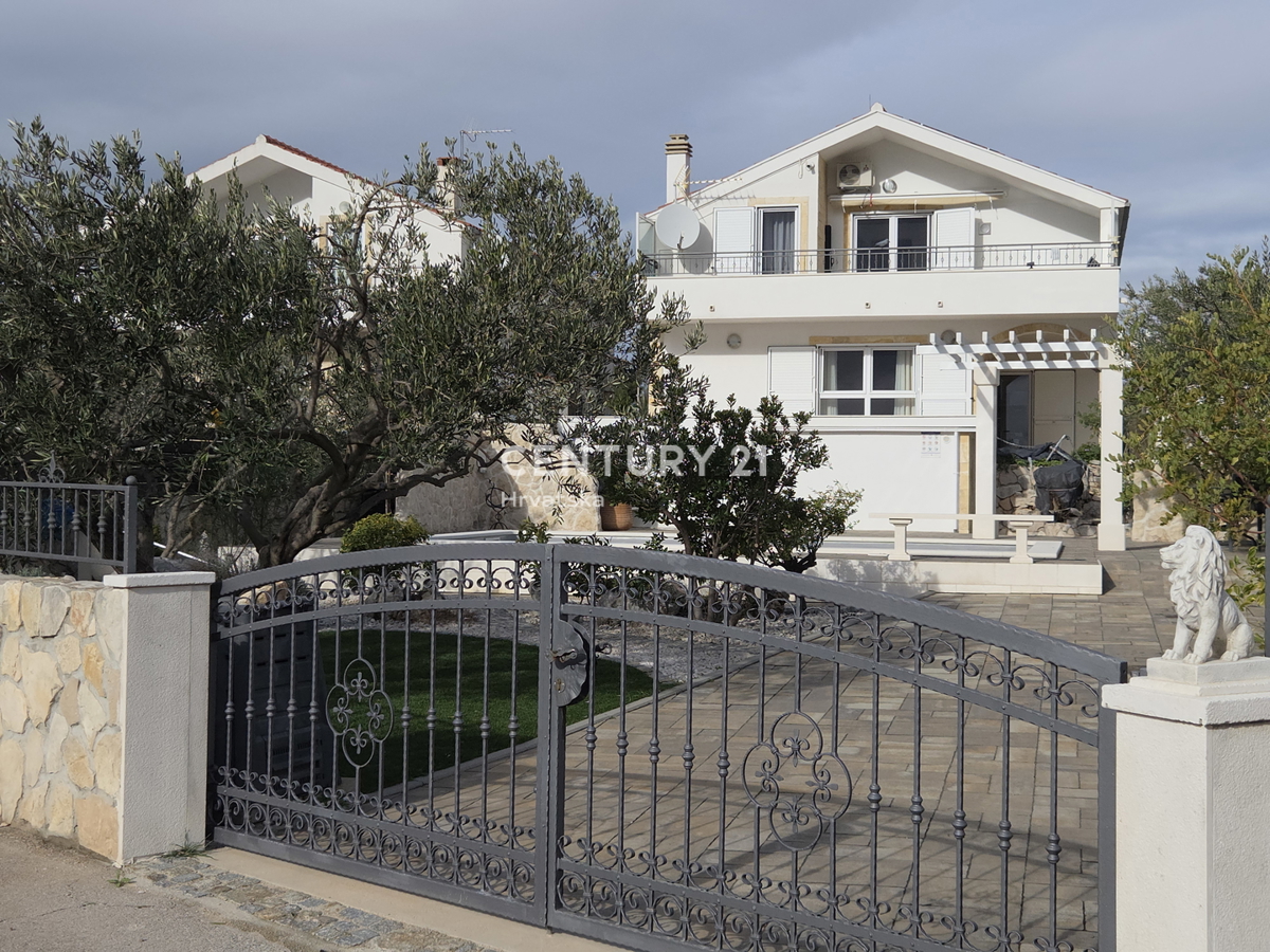 PRIMOSTEN....VILLA CON PISCINA....RISCALDAMENTO A PAVIMENTO