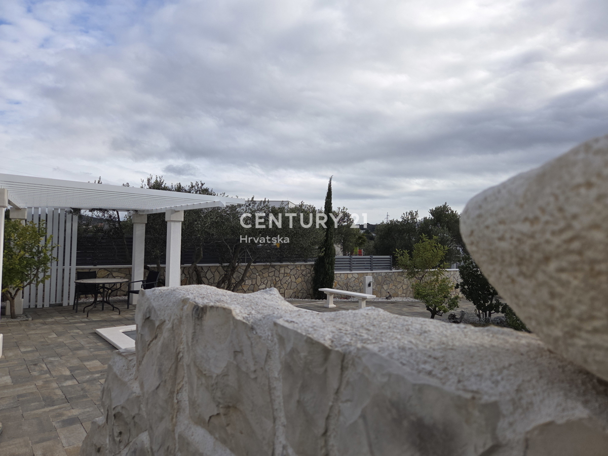 PRIMOSTEN....VILLA CON PISCINA....RISCALDAMENTO A PAVIMENTO