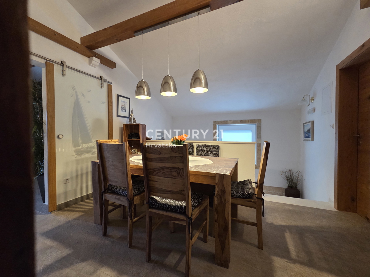 PRIMOSTEN....VILLA CON PISCINA....RISCALDAMENTO A PAVIMENTO