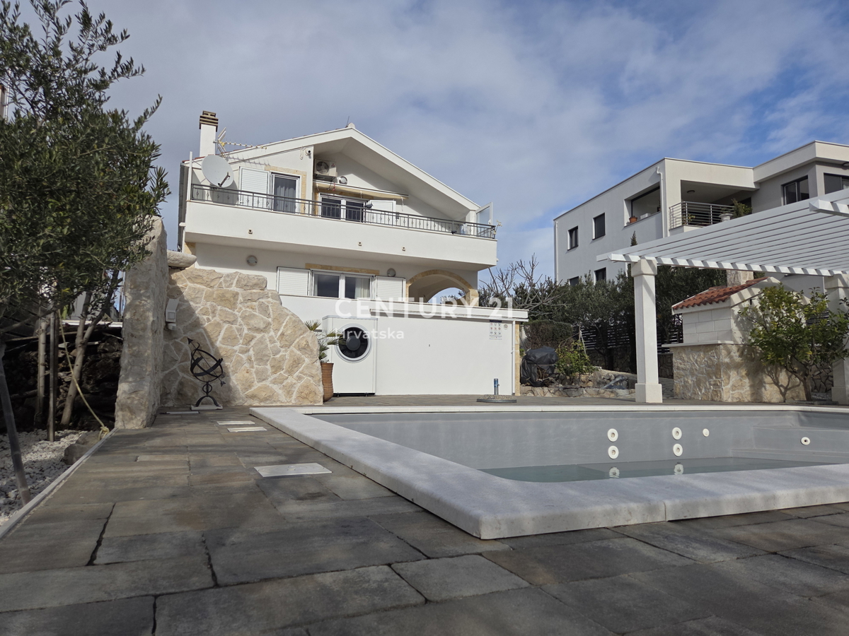 PRIMOSTEN....VILLA CON PISCINA....RISCALDAMENTO A PAVIMENTO