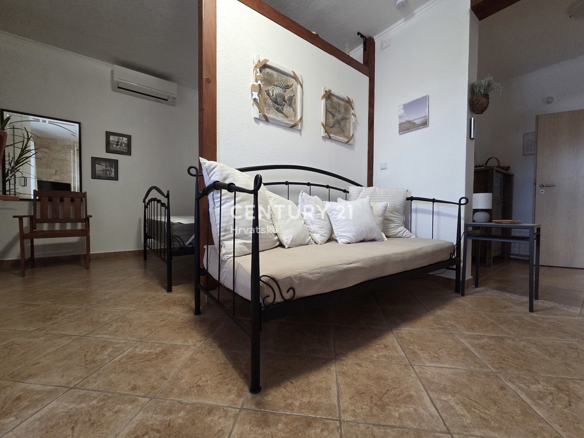 PRIMOSTEN....VILLA CON PISCINA....RISCALDAMENTO A PAVIMENTO