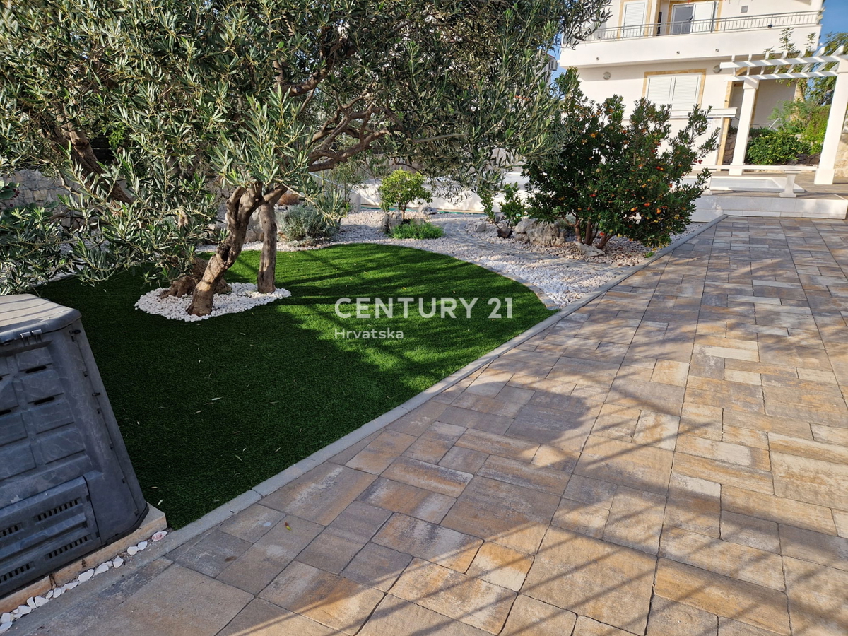 PRIMOSTEN....VILLA CON PISCINA....RISCALDAMENTO A PAVIMENTO