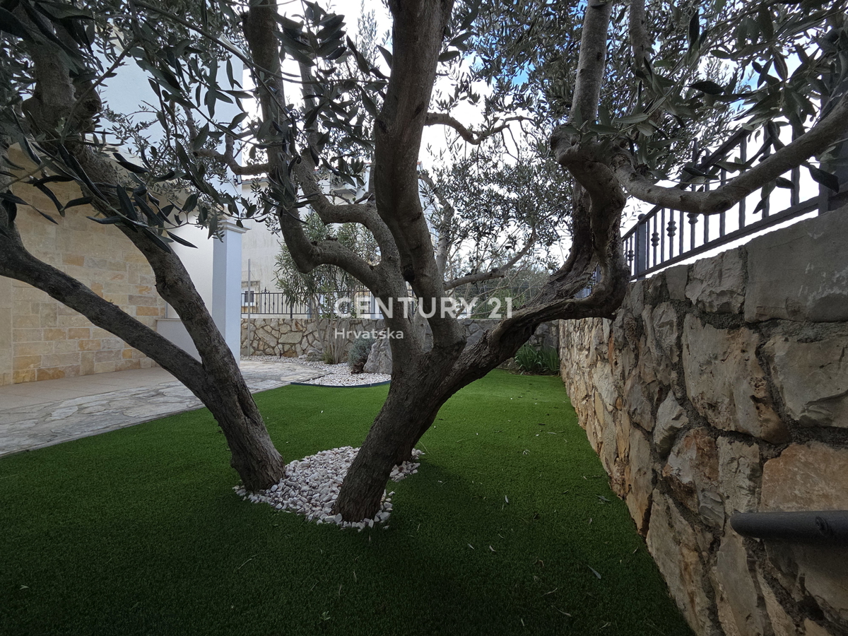 PRIMOSTEN....VILLA CON PISCINA....RISCALDAMENTO A PAVIMENTO