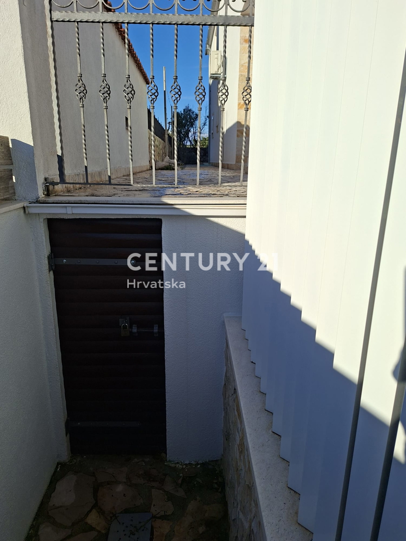 PRIMOSTEN....VILLA CON PISCINA....RISCALDAMENTO A PAVIMENTO