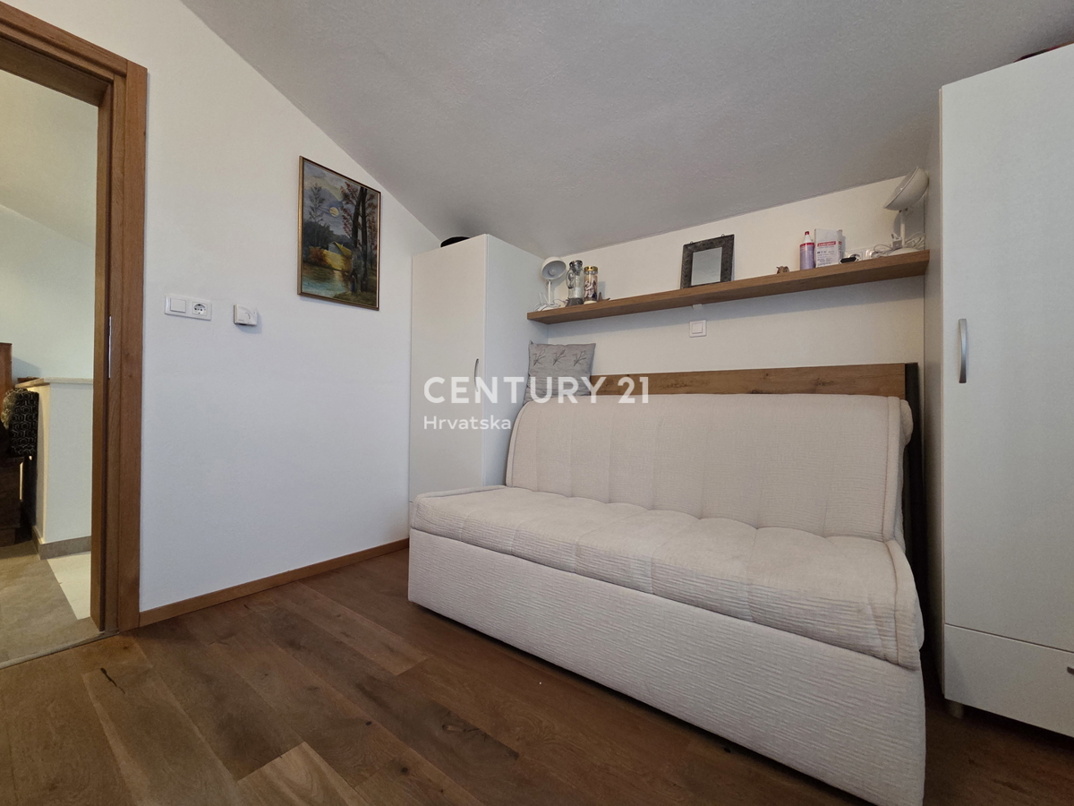 PRIMOSTEN....VILLA CON PISCINA....RISCALDAMENTO A PAVIMENTO