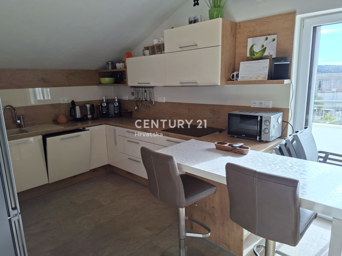 PRIMOSTEN....VILLA CON PISCINA....RISCALDAMENTO A PAVIMENTO