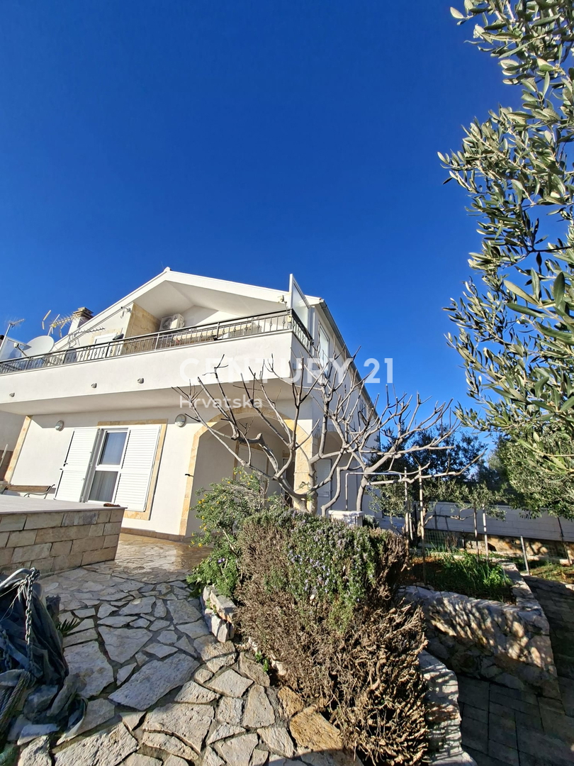 PRIMOSTEN....VILLA CON PISCINA....RISCALDAMENTO A PAVIMENTO