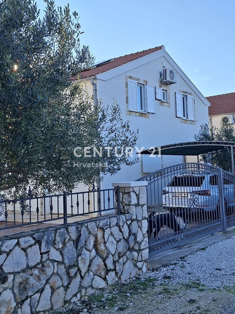 PRIMOSTEN....VILLA CON PISCINA....RISCALDAMENTO A PAVIMENTO