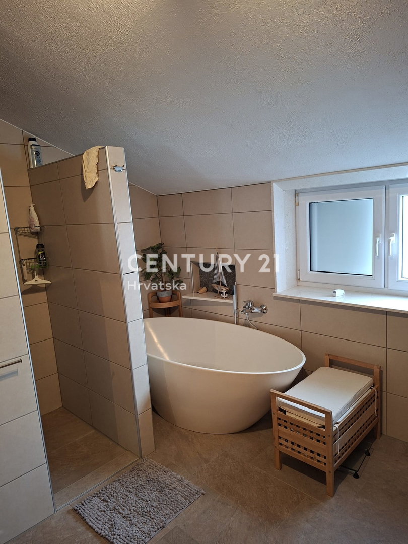 PRIMOSTEN....VILLA CON PISCINA....RISCALDAMENTO A PAVIMENTO