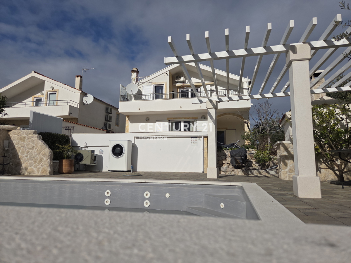 PRIMOSTEN....VILLA CON PISCINA....RISCALDAMENTO A PAVIMENTO