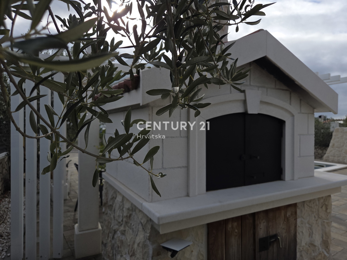 PRIMOSTEN....VILLA CON PISCINA....RISCALDAMENTO A PAVIMENTO