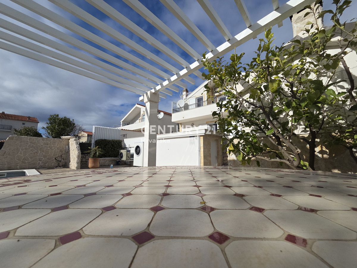 PRIMOSTEN....VILLA CON PISCINA....RISCALDAMENTO A PAVIMENTO