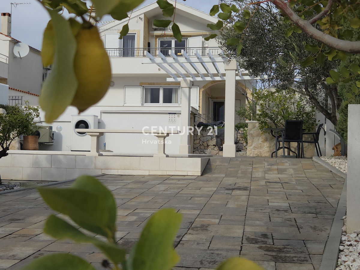 PRIMOSTEN....VILLA CON PISCINA....RISCALDAMENTO A PAVIMENTO