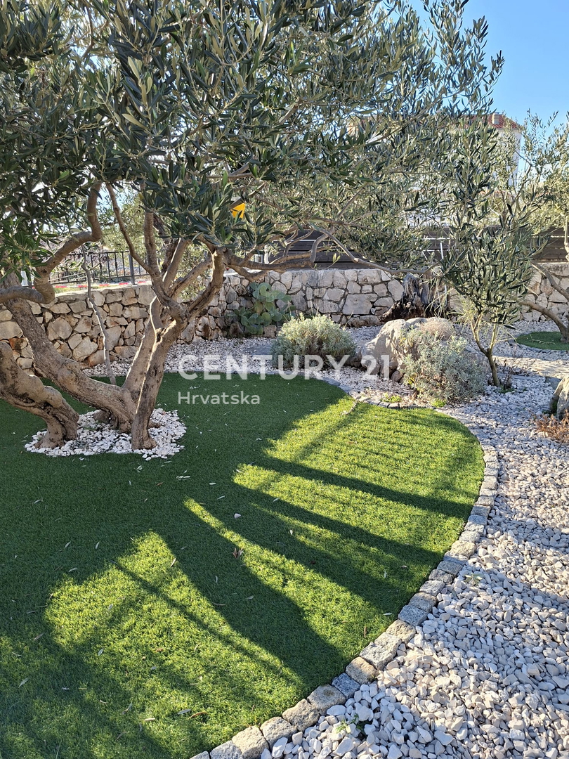 PRIMOSTEN....VILLA CON PISCINA....RISCALDAMENTO A PAVIMENTO