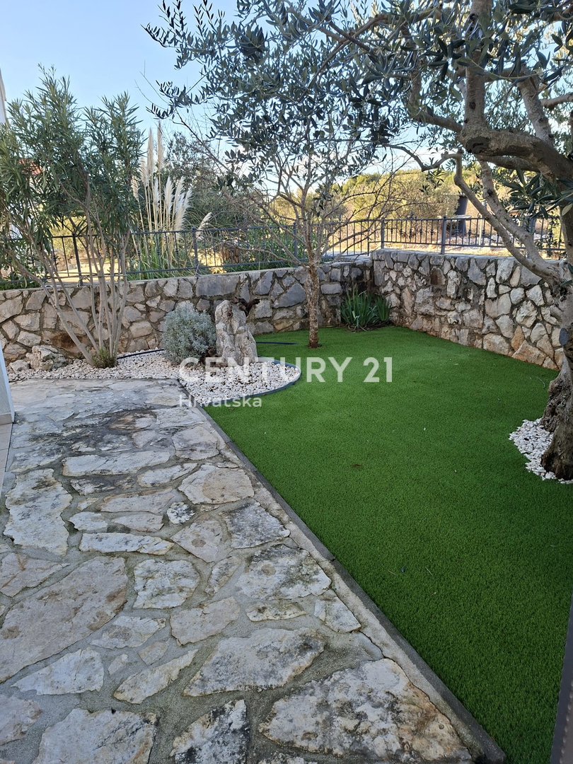 PRIMOSTEN....VILLA CON PISCINA....RISCALDAMENTO A PAVIMENTO