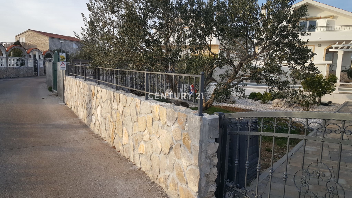 PRIMOSTEN....VILLA CON PISCINA....RISCALDAMENTO A PAVIMENTO