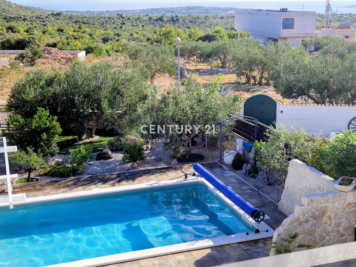 PRIMOSTEN....VILLA CON PISCINA....RISCALDAMENTO A PAVIMENTO