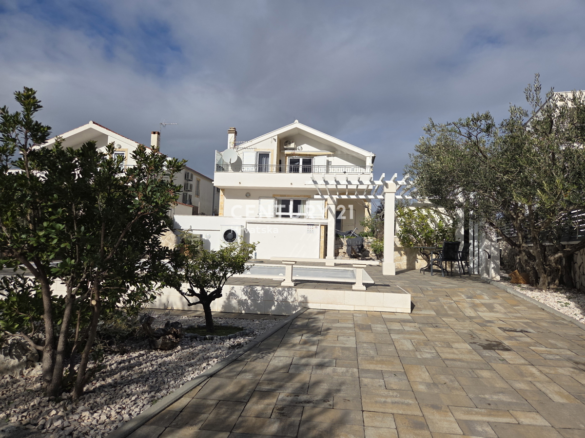 PRIMOSTEN....VILLA CON PISCINA....RISCALDAMENTO A PAVIMENTO