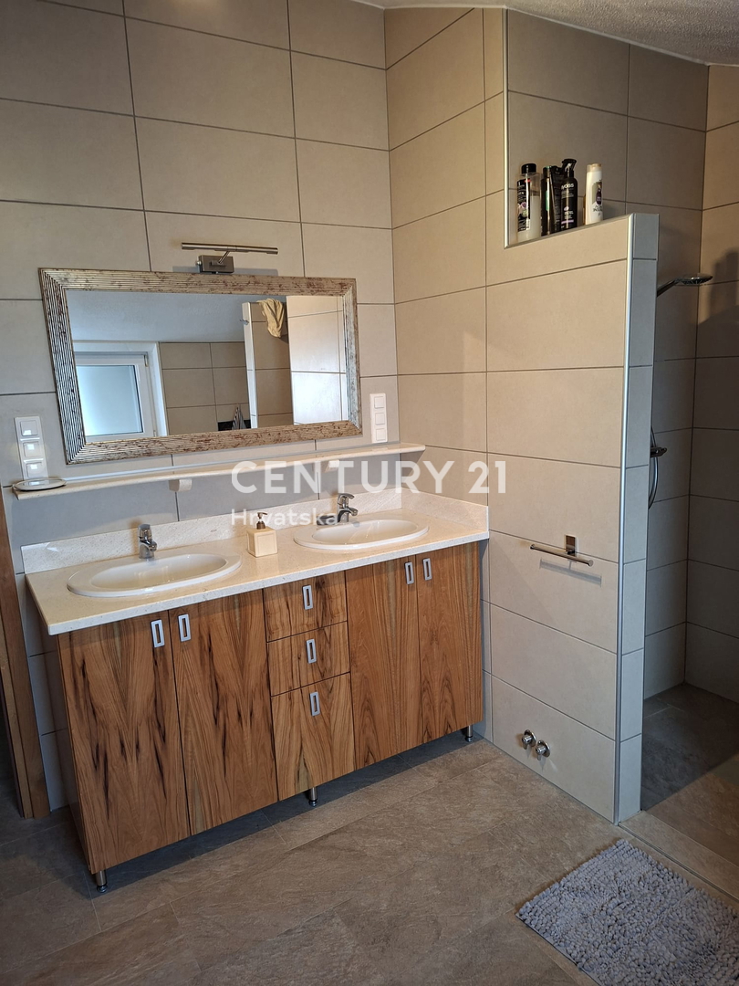 PRIMOSTEN....VILLA CON PISCINA....RISCALDAMENTO A PAVIMENTO