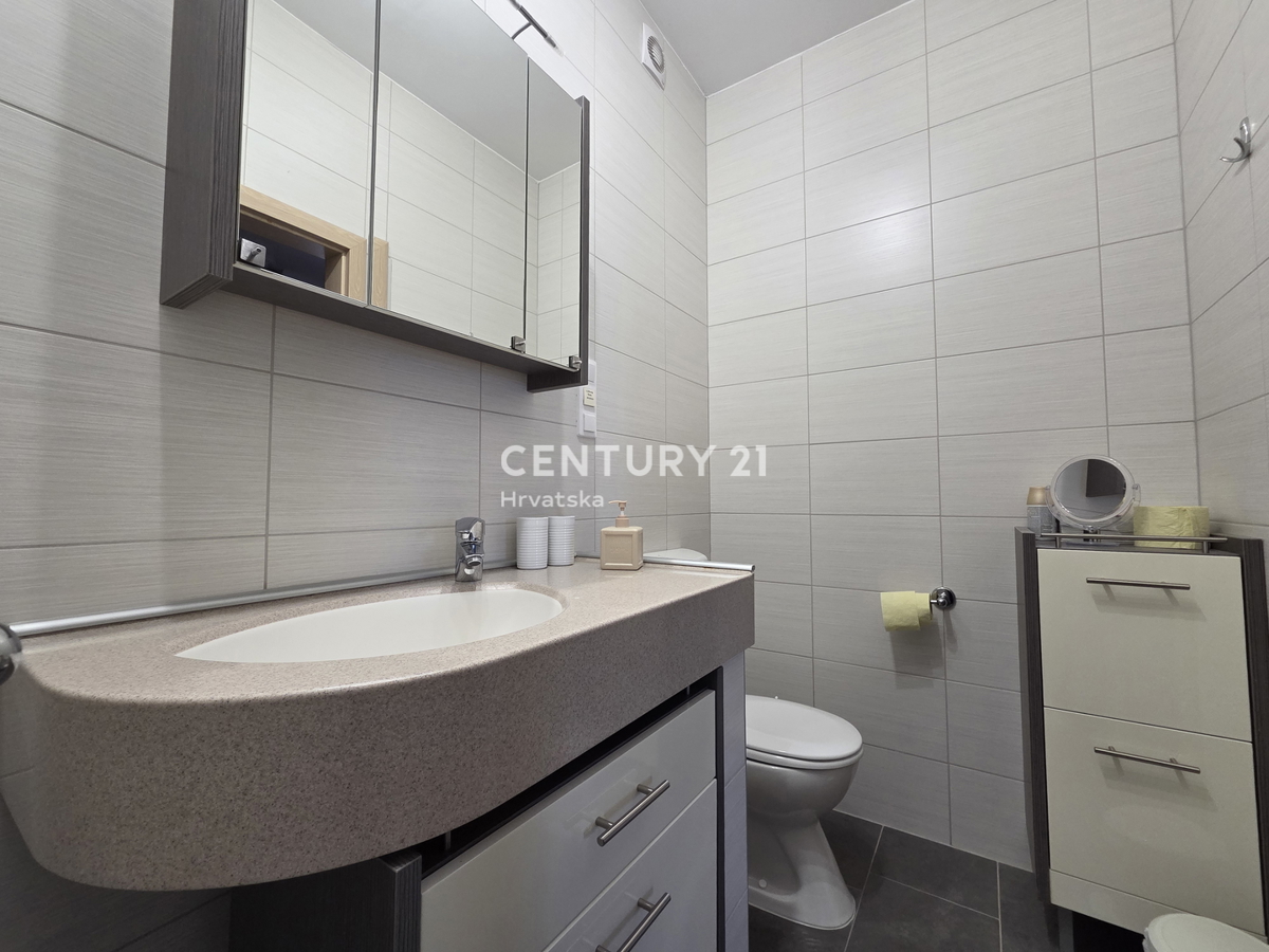 PRIMOSTEN....VILLA CON PISCINA....RISCALDAMENTO A PAVIMENTO