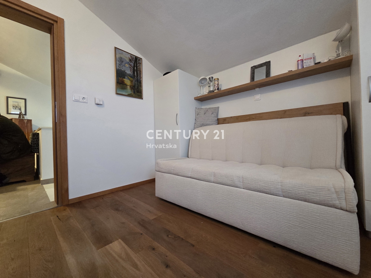 PRIMOSTEN....VILLA CON PISCINA....RISCALDAMENTO A PAVIMENTO