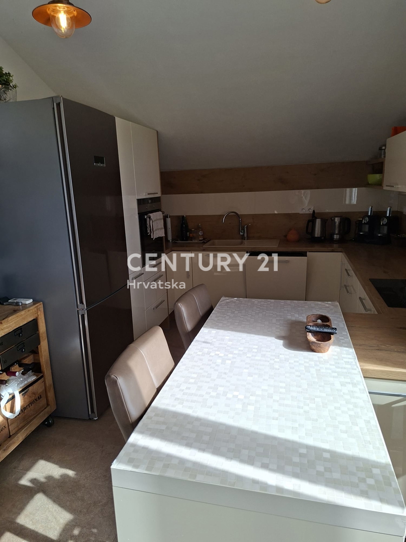 PRIMOSTEN....VILLA CON PISCINA....RISCALDAMENTO A PAVIMENTO