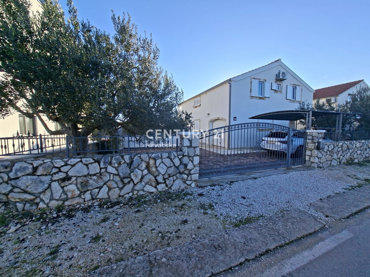 PRIMOSTEN....VILLA CON PISCINA....RISCALDAMENTO A PAVIMENTO