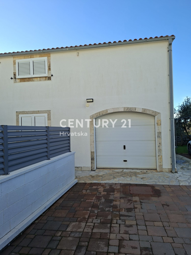 PRIMOSTEN....VILLA CON PISCINA....RISCALDAMENTO A PAVIMENTO