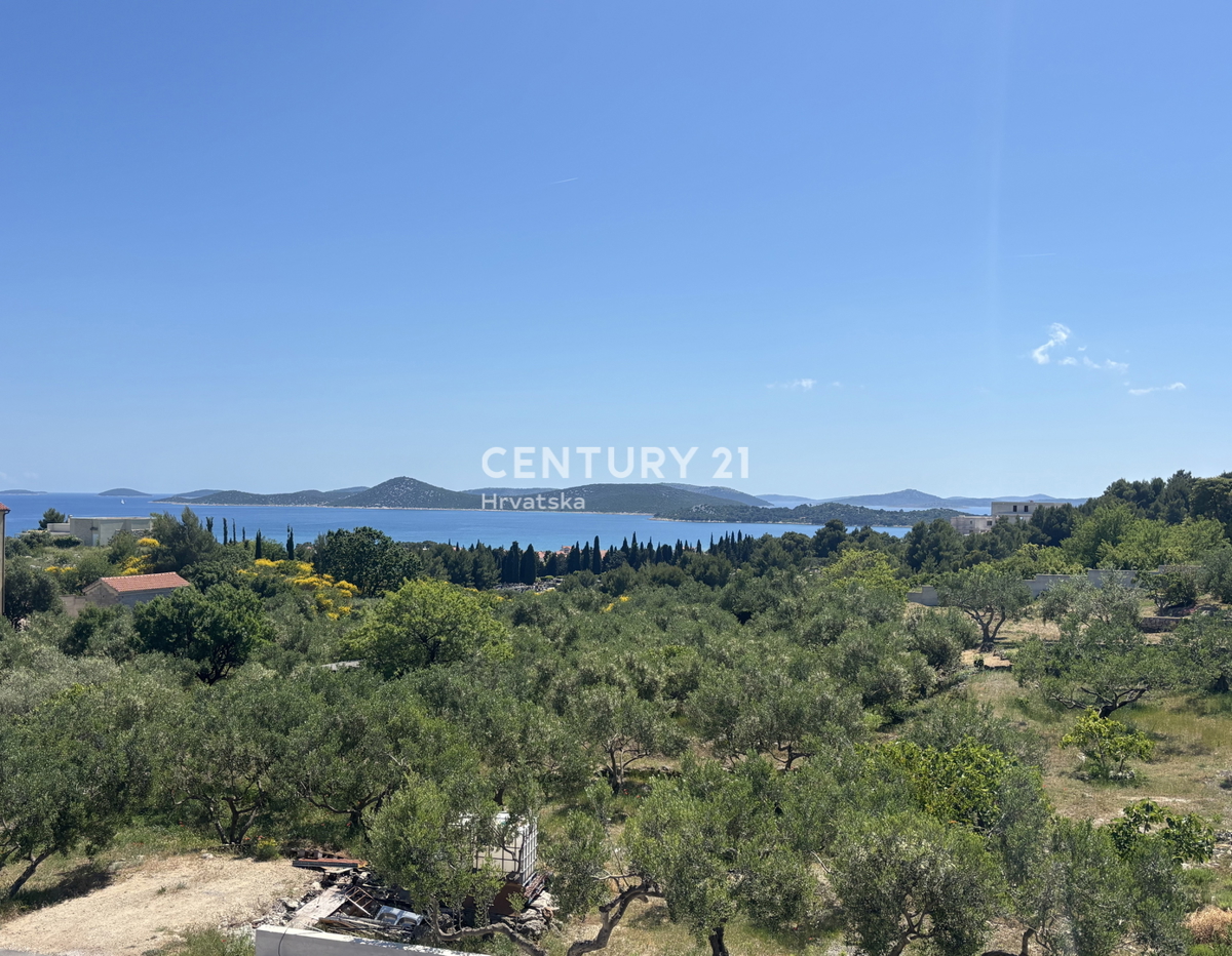 Vodice, casa con vista: piscina, terrazza sul tetto e parcheggio in zona tranquilla